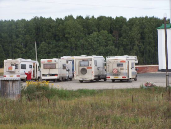 die Gruppe macht Fruehstueckspause, Dieter winkt uns zu