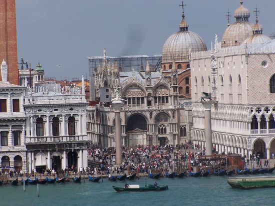 Blick auf den Markusplatz von der Faehre aus Ameisengewusel