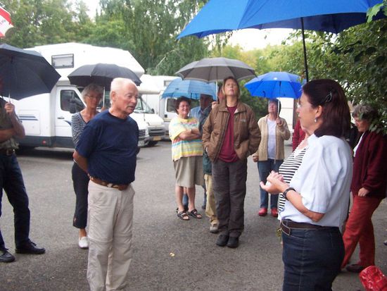das Geburtstagständchen morgens beim Regen und Peter schwingt eine Rede