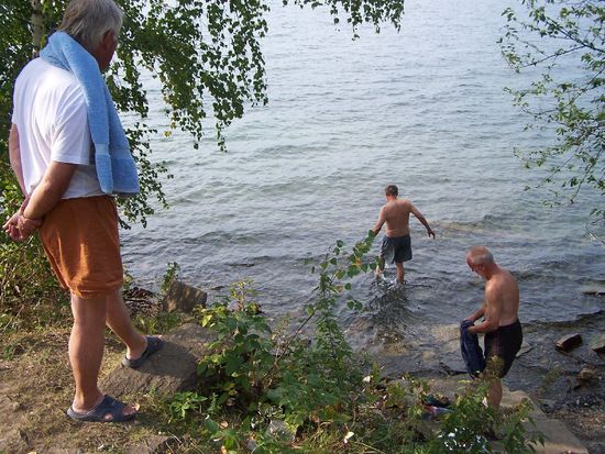 anschließend ein Bad, Cord und Horst trauen sich, für Dieter ist das Wasser zu nass