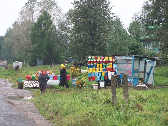 Obst wird am Straßenrand verkauft