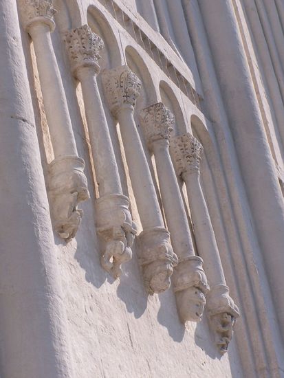 Schmuck an der Kirchenwand