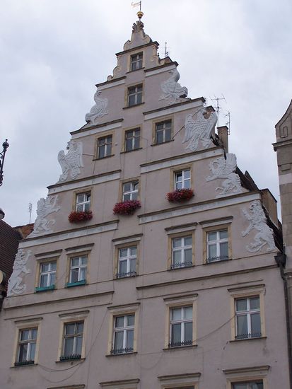Der Giebel ist mit Adlern, Löwen und Greifen geschmückt