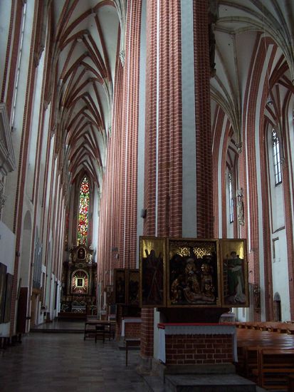 das Innere der Kirche mit den Altären