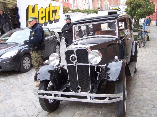 das schöne Auto spielt auch mit