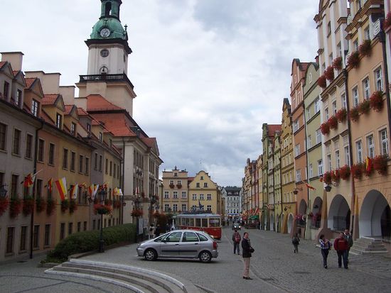 der Markt vonHirschberg mit seinen schönen Häusern