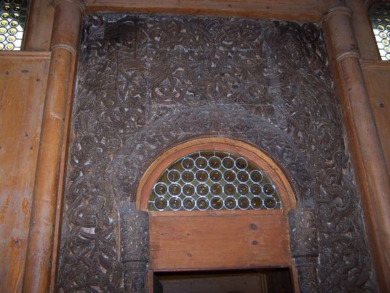 die Wang-Kirche von innen, Holzschnitzereien aus dem 12. Jh.? in Krummhübel