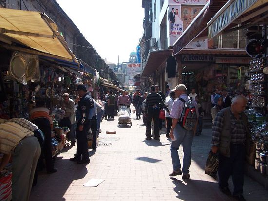 wir stuerzen uns ins Gewuehl des Basars