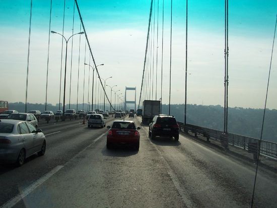 wir fahren ueber die grosse Bruecke nach As&amp;#305;en