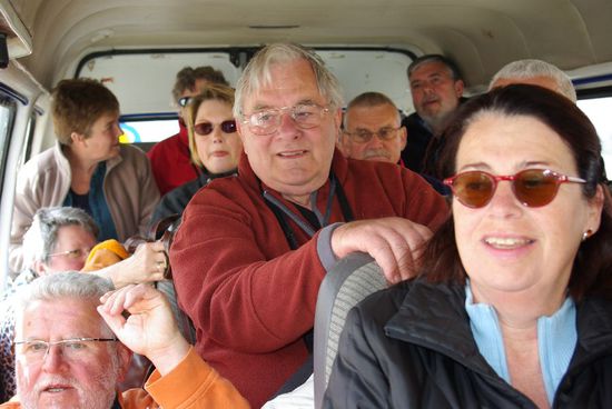 18 Mann gehen in den Bus fuer 8