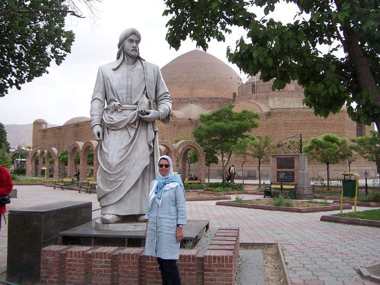 vor der Blauen Moschee in Taebriz