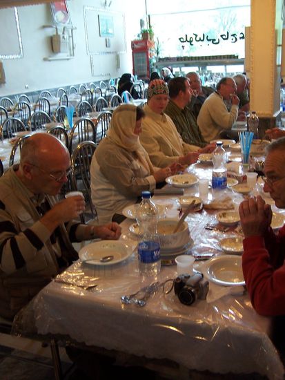 die Gruppe beim Mittagessen