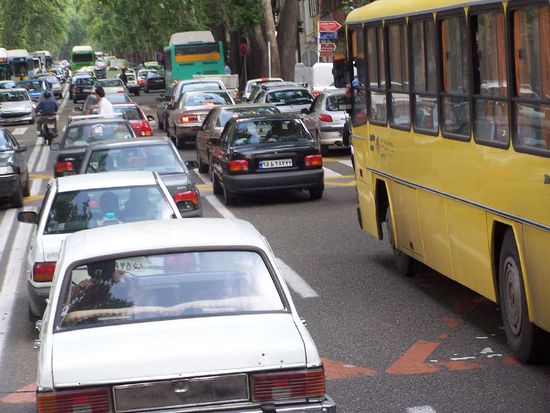 hinein in den dicken Verkehr von Teheran - Augen zu und durch