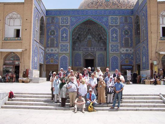 Gruppenbild mit verschleierten Damen vor der Frauenmoschee in Isfahan