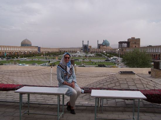 im Teehaus hoch ueber dem Imamplatz mit Blick auf die Versammlungsmoschee in Isfahan