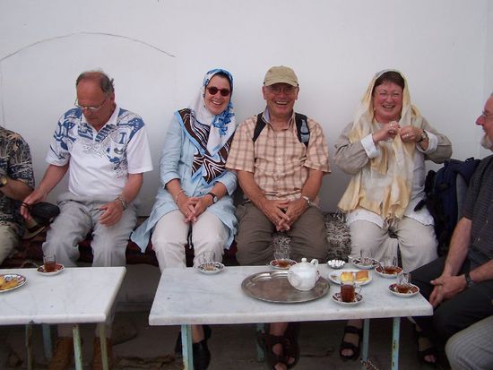 hier geniessen wir unseren Tee mit Gebaeck