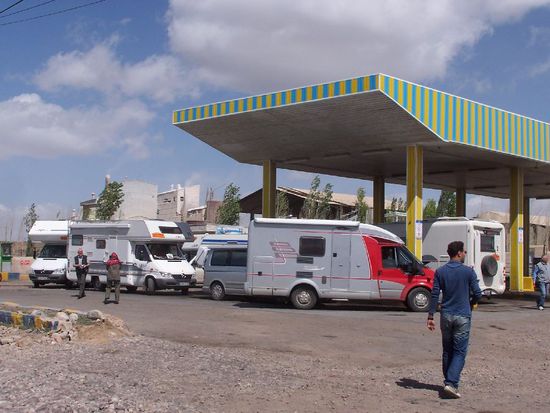 hier haben wir drei Stunden auf Diesel gewartet - das totale Chaos