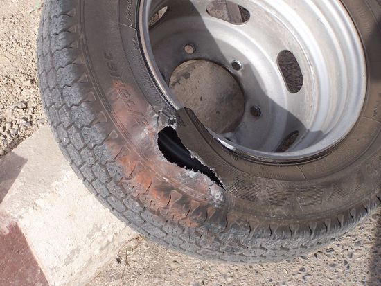 so sieht ein geplatzter Reifen aus