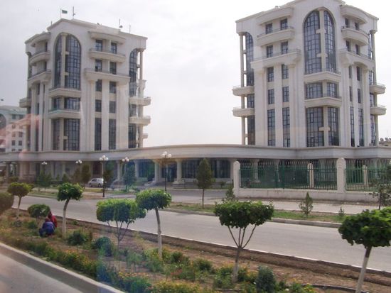 Ashgabat Hauptstadt von Turkmenistan die Hochhaeuser stehen alle leer