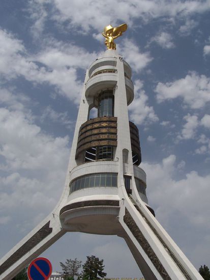 Turm mit Turkmanbashi oben drauf