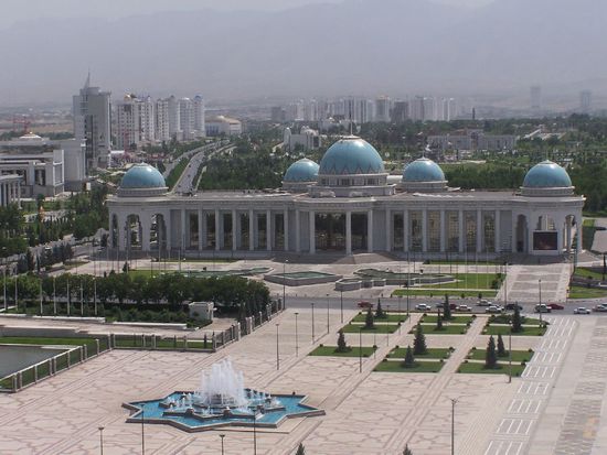 Blick zur anderen Seite ueber den Kongresspalast - niemand drin