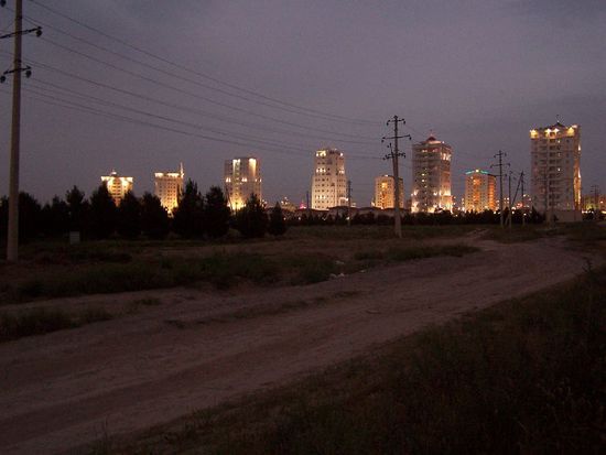 der abendliche Blick ueber die Geisterstadt - unser Abschied von Ashgabat