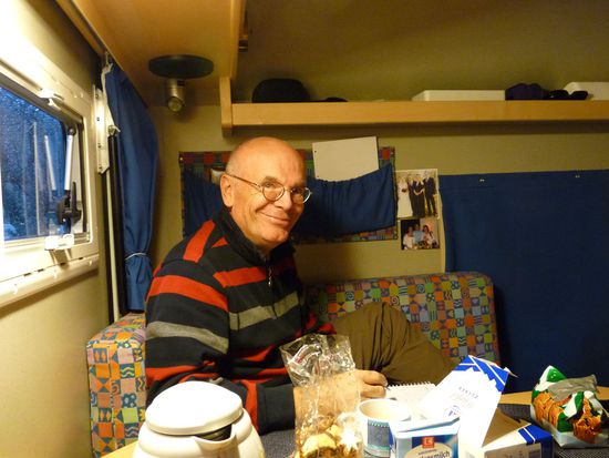 zufrieden grinsend schreibt Achim sein Tagebuch