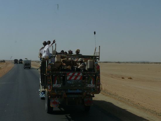 auf der Strasse nach Khartoum die LKWS
