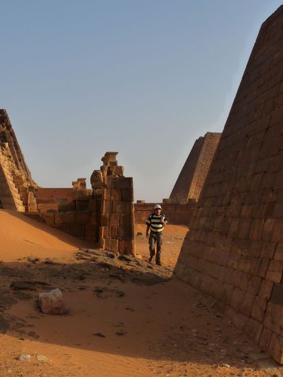 Achim klettert in den Pyramiden herum