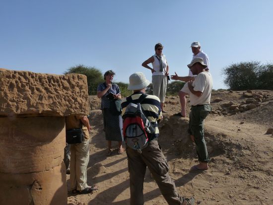 der Archäologe Dr. Pawel Wolf erklärt uns die Ausgrabungen