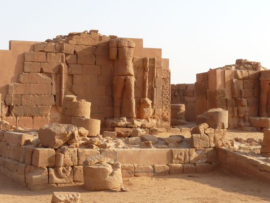 Tempel in Musawwarat, vorne links unten Teil des Elefantenrüssels