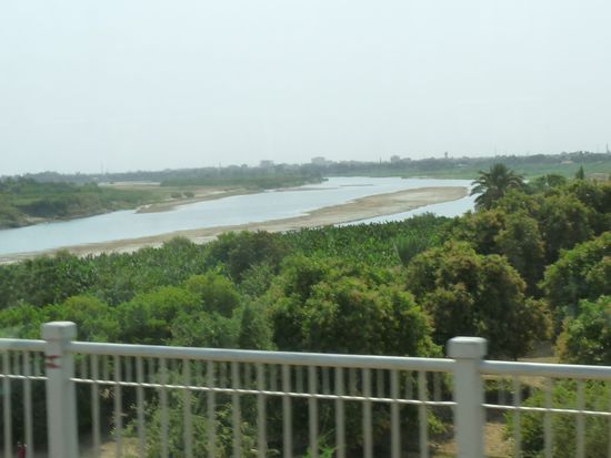 wir fahren wieder einmal ueber den blauen Nil