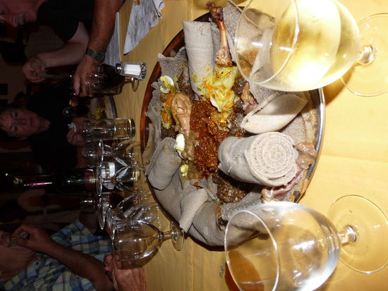 hierbei muss man sich etwas den Hals verrenken - das ist das Essen Injera, die leicht säuerlichen Teiglappen