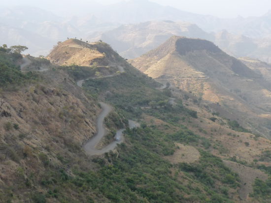 den Pass sind wir gerade hochgefahren. Unten kann man noch Guido sehen