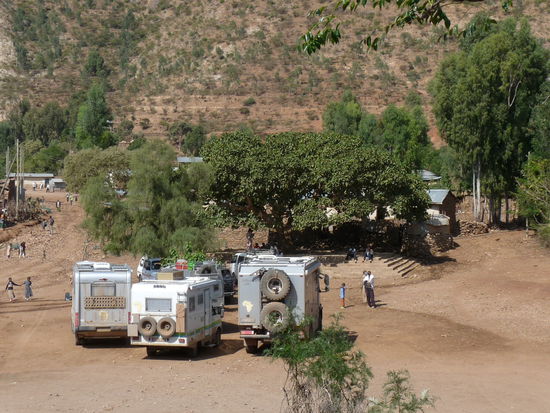 wir stehen am Mondtempel in Yeha unter dem großen Feigenbaum