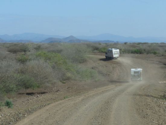 die Piste Richtung Turkanasee / vorne Hans, dann Guido