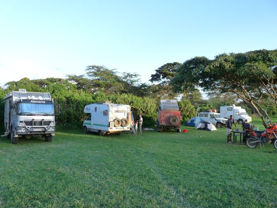 hier stehen wir mit allen Wohnis in Maralal - Kenia endlich erreicht nach der Marterstrecke am Turkanasee entlang