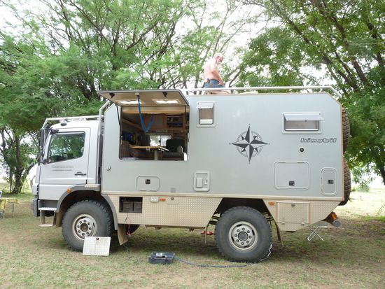Joachim ist uns auf Dach gestiegen und misst das Dachfenster aus - muss erneuert werden