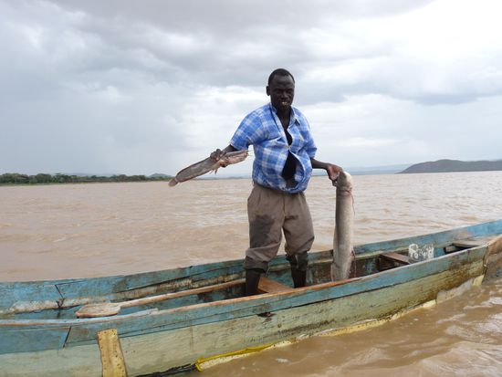 er hat einen dicken Fisch gefangen im Lake Baringo