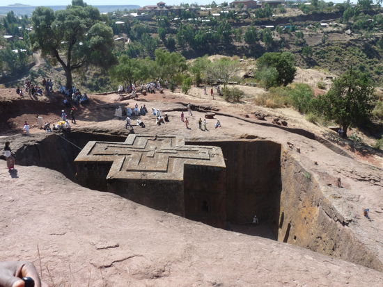 endlich sehen wir die Felsnkirchen in Lalibela mit eigenen Augen - die St. Georgskirche, tief in den Felsen eingehauen