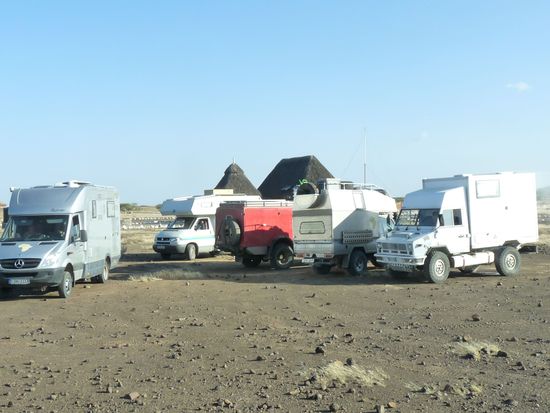 hier treffen sich die Weltenbummler am Parkgate des Turkanaparks