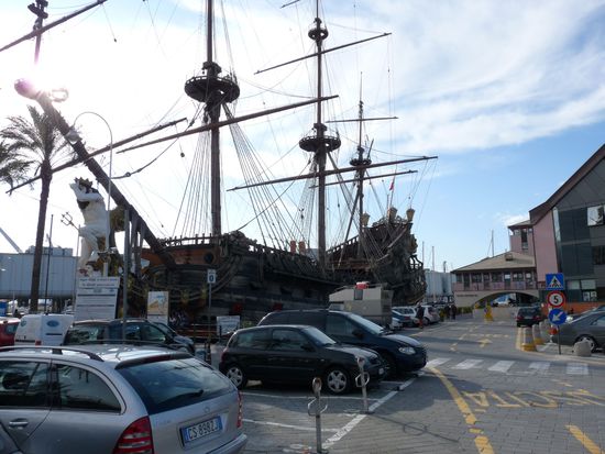 alter Hafen von Genua; Joachim steht direkt vor dem Schiff