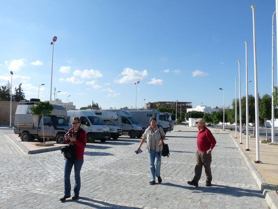 unsere Autos vor der grossen Moschee