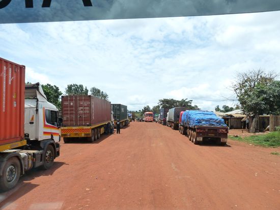 solche LKWS kommen uns entgegen