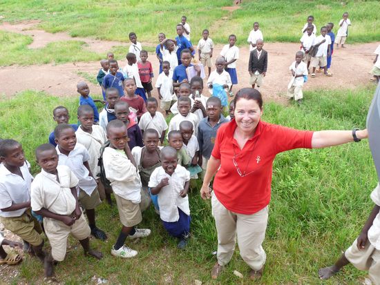 wir werden von Kindern umlagert in Bwanga