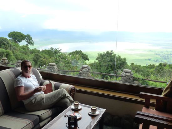 Blick aus demFenster der Lodge in den Krater mit seinem See