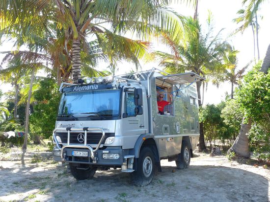 Achim sitzt hoch über dem Sand