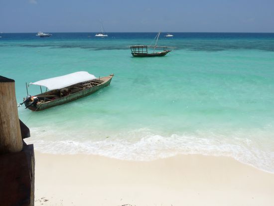 ein Bild wie eine Kitschpostkarte, mit dem Seelenverkäufer, vorne sind wir gefaheren - 3 Std. über den Indischen Ozean