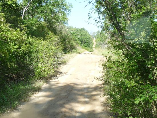 durch diese engen Durchfahrten müssen wir durch