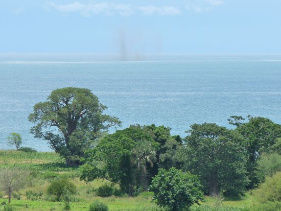 Blick auf den Malawisee - hinten steigen die Seefliegen hoch -wie eine Fontäne